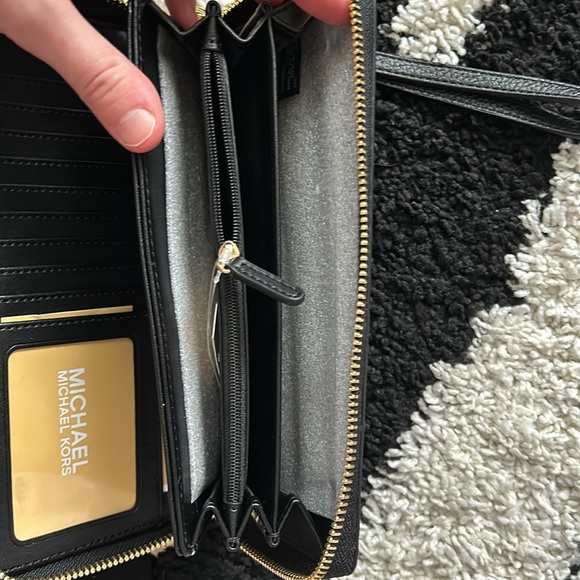 NWT MICHAEL KORS Black&Gold WristletWallet with Compartments100% Genuine Leather - Picture 10 of 17